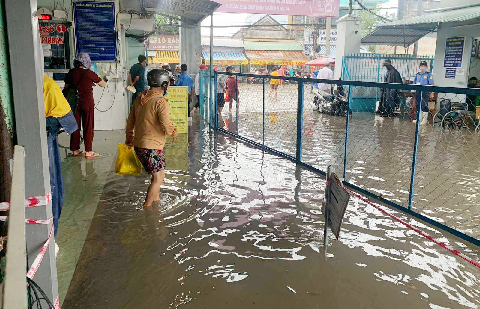 Trước khu vực cấp cứu của bệnh viện, nước ngập sâu, nhiều xe ra vào chết máy. Nhiều người bì bõm lội nước để đưa bệnh nhân vào cấp cứu. Tại khu vực bãi xe của bệnh viện, nước ngập lênh láng, bốc mùi hôi tanh