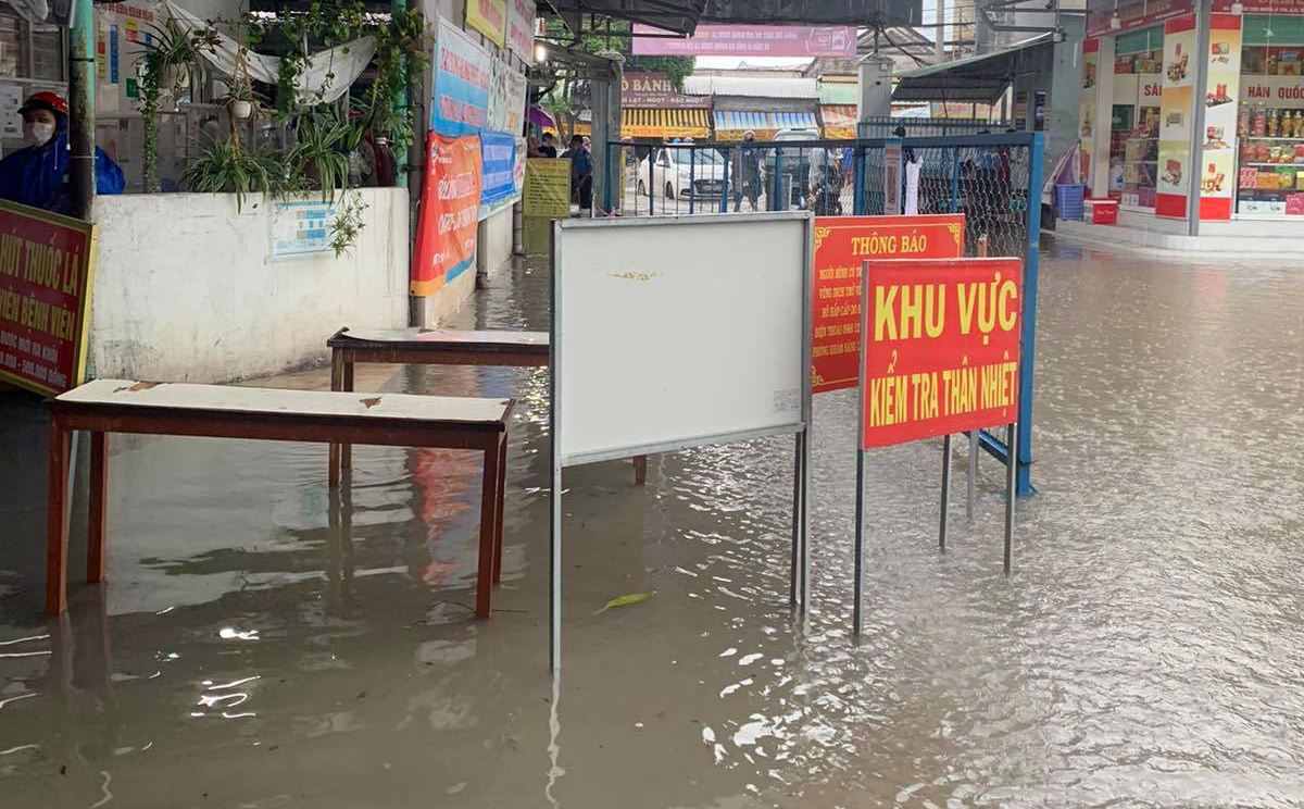 Nước mưa trộn lẫn nước cống hôi thối, tràn vào khuôn viên bệnh viện khiến người dân và đội ngũ y bác sĩ gặp nhiều vất vả. Nhiều người dân lần đầu chứng kiến cảnh bệnh viện ngập như bể bơi không khỏi ngán ngẩm, rùng mình. “Thật tình tôi không nghĩ bệnh viện nước mưa gây ngập mênh mông như thế này. Tôi bị sốc khi chứng kiến việc đi khám chữa bệnh phải “bơi” trong nước bẩn”, anh Nguyễn Tư Hoàng ngụ Hóc Môn chia sẻ.