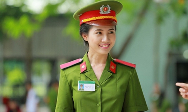 Trước Cao Thái Hà và Thanh Bi, nhiều người đẹp từng thể hiện thành công vai nữ công an trên màn ảnh. Hoa hậu Phan Thị Mơ để lại dấu ấn khó quên với vai nữ chính trong phim Hoa hồng thép.
