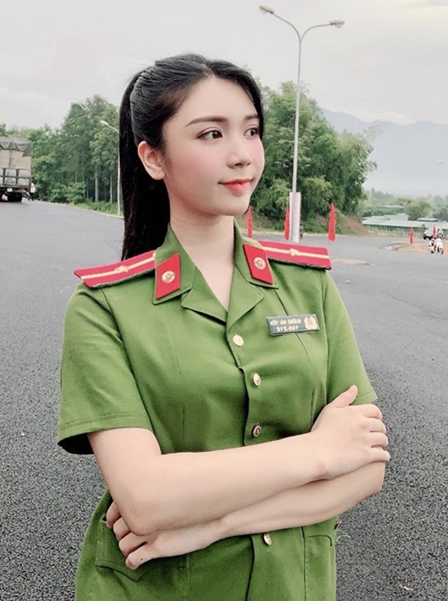 Mỹ nhân gốc Huế đảm nhận vai thiếu uý Đường Hải Yến. Đây là lần đầu tiên, Thanh Bi được khoác lên người quân phục nữ công an trên màn ảnh.
