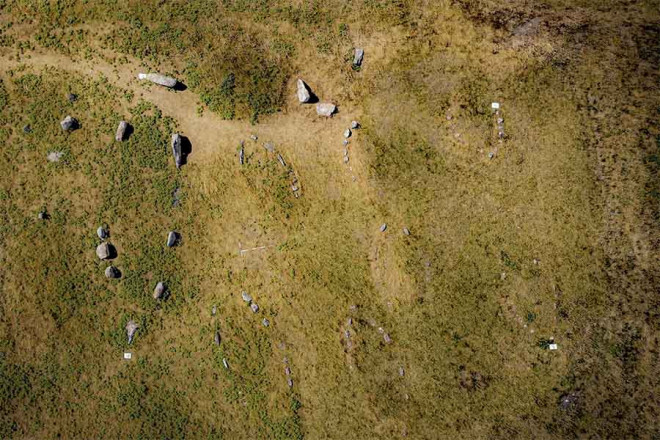 Những hòn đá dùng làm bia một đã bị xáo trộn vị trí sau nhiều thế kỷ, nhưng vẫn khiến giới khảo cổ nghi ngờ - Ảnh: Đại học Flinders