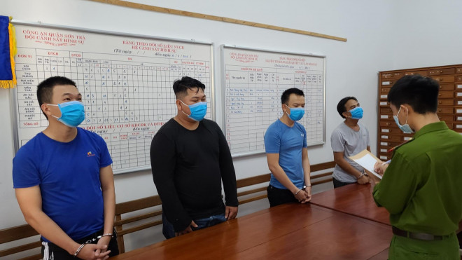 Công an quận Sơn Trà đọc lệnh bắt tạm giam 4 đối tượng côn đồ