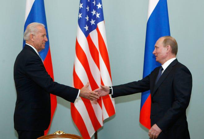 Ông Joe Biden gặp Tổng thống Nga Vladimir Putin khi đang là phó tổng thống Mỹ hồi năm 2011. Ảnh: AP