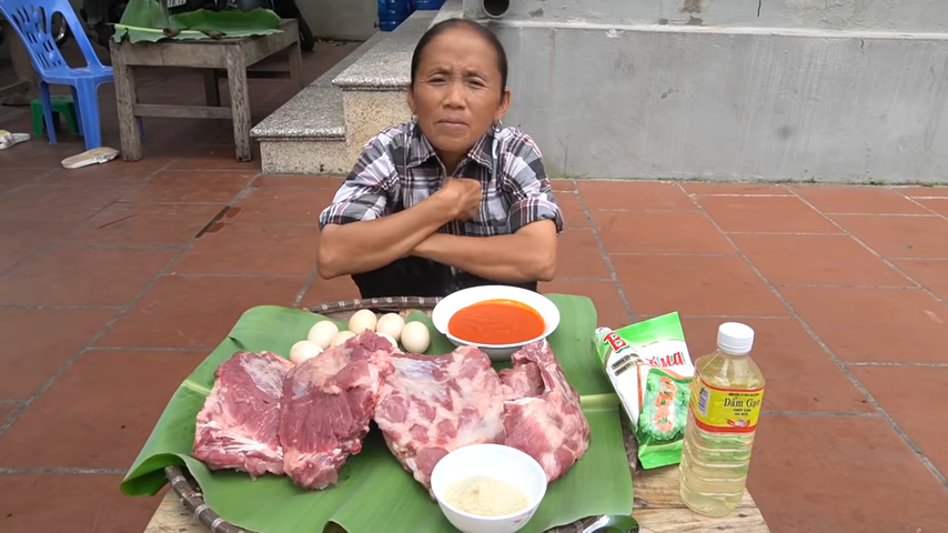 Bà Tân làm vlog món cơm sườn xào chua ngọt "siêu to" trong thời điểm dịch bùng phát ở Bắc Giang