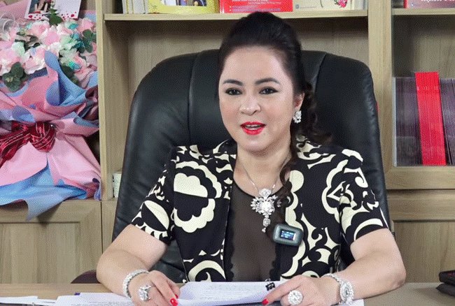 Bà chủ Đại Nam – Nguyễn Phương Hằng livestream tối 25/5 tiếp tục chỉ trích không ít nghệ sĩ Việt
