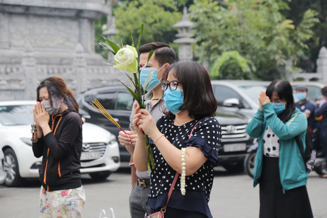 &nbsp;Nhiều người đã đứng từ xa, vái vọng vào phía bên trong chùa, tỏ lòng thành kính. Một số phật tử đến tham quan, viếng chùa rồi về và không tập trung đông người.