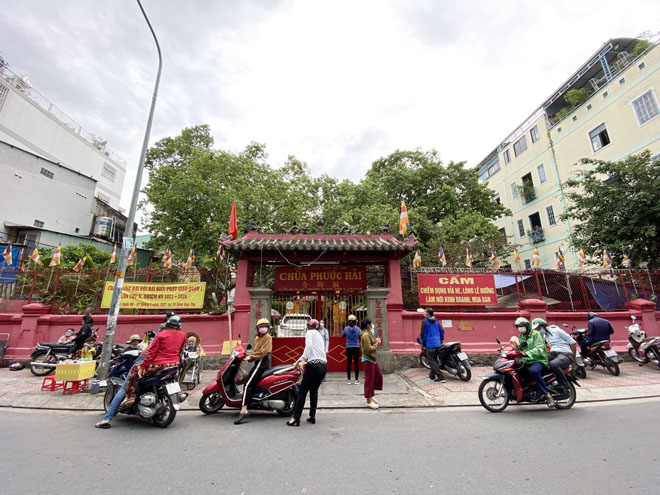 Tại chùa Phước Hải (hay còn gọi chùa Ngọc Hoàng, quận 1) đã tạm ngưng đón phật tử vào chùa thăm viếng để phòng chống dịch bệnh COVID-19.