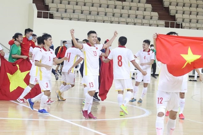 Các cầu thủ ĐT futsal Việt Nam giương cao lá cờ Tổ quốc để ăn mừng chiến tích lịch sử