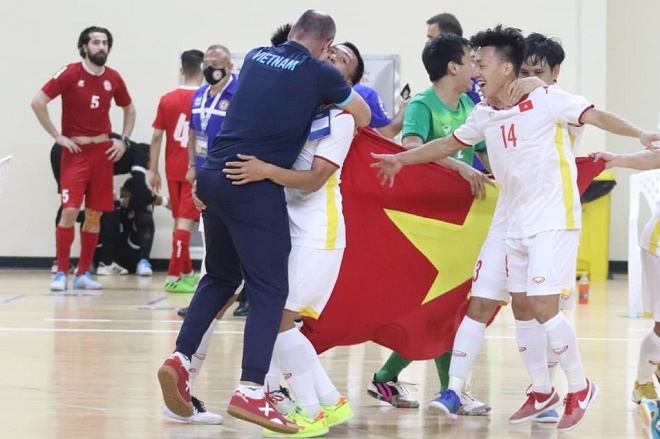 Thầy và trò của&nbsp;ĐT futsal Việt Nam chạy đến ôm nhau ăn mừng ngay sau khi tiếng còi trận đấu kết thúc vang lên