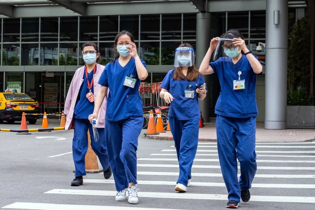 Nhân viên bệnh viện ở các thành phố Đài Bắc và Tân Đài Bắc, Đài Loan bị mất dấu 300 người nhiễm Covid-19. Ảnh: Bloomberg