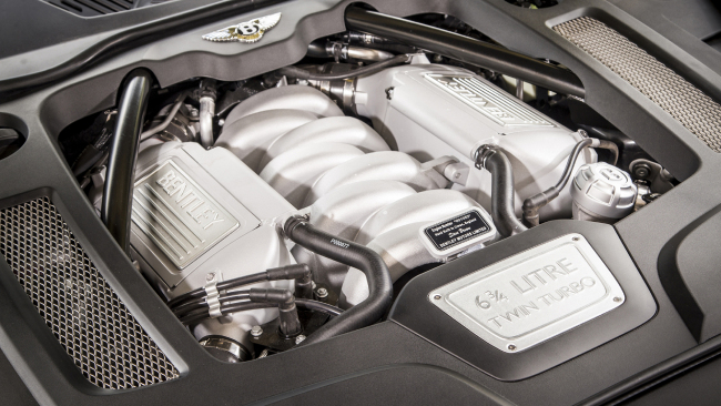 2017 Bentley Mulsanne sử dụng động cơ tăng áp kép V8, dung tích 6,75 lít rất mạnh mẽ. Công suất đầu ra tối đa của xe đạt 377 kW và mô-men xoắn cực đại đạt 1020 Nm.
