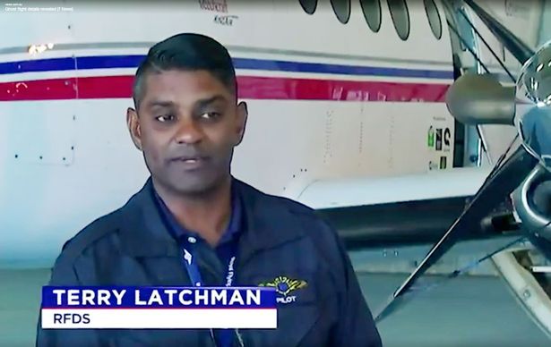 Phi công Terry Latchman, người điều khiển một máy bay khác, áp sát chiếc Cessna với ý định đánh thức phi công. Ảnh: 7News