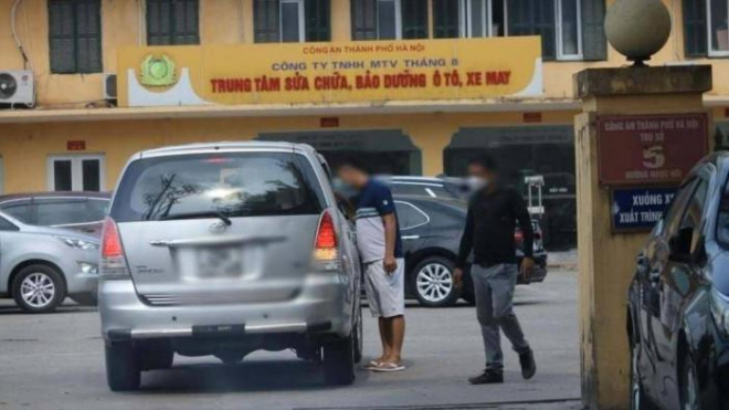 Mỗi khi có ô tô vào trụ sở số 5 Ngọc Hồi, quận Hoàng Mai, TP Hà Nội, lại xuất hiện một nhóm thanh niên đứng ra hỏi: "Vào làm gì?" để "thu phế"