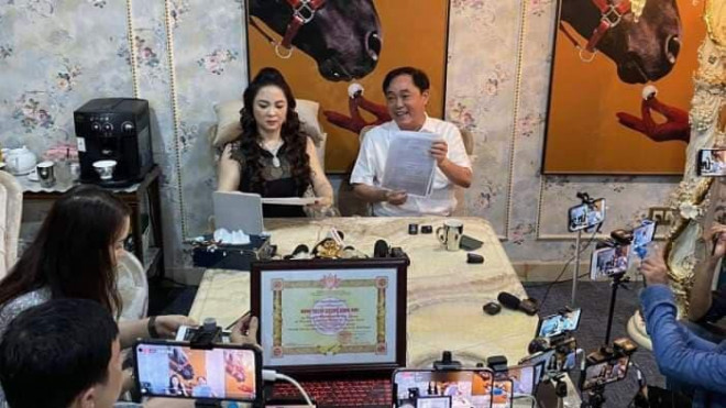 Hé lộ hình ảnh ê-kíp hùng hậu đứng sau livestream của &#34;hiện tượng mạng&#34; CEO Phương Hằng - 5