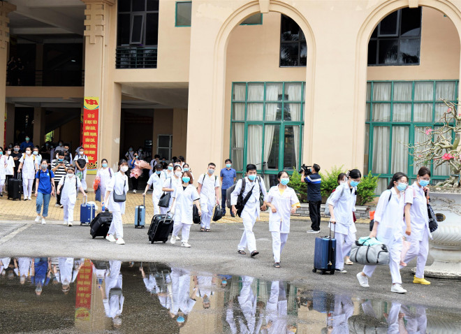 Gần trăm giảng viên, sinh viên Đại học Y dược Hải Phòng lên đường chi viện cho Bắc Giang chống dịch COVID-19. Ảnh: ML