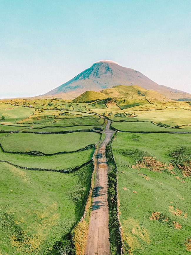 The Azores, Bồ Đào Nha: Cụm đảo giữa Đại Tây Dương này là một trong những quần đảo ngoạn mục nhất ở châu Âu với những ngọn núi lửa, ngôi làng tuyệt đẹp và khu dự trữ sinh quyển được UNESCO bảo vệ.
