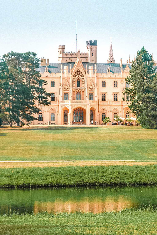 Lednice-Valtice, Czechia: Hãy cố gắng đến thăm Lâu đài Lednice và nhà thờ Đức Mẹ Đồng trinh Mary để được chiêm ngưỡng những kiến ​​trúc gothic tuyệt vời nhất mọi thời đại.&nbsp;
