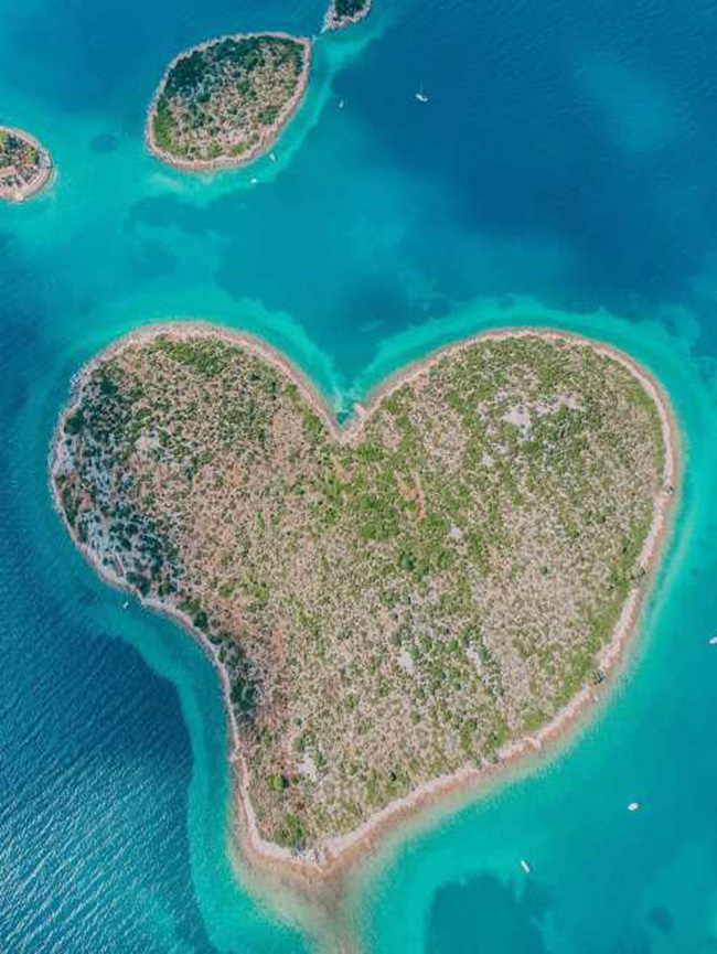 Quần đảo Croatia: Những hòn đảo Croatia nằm trong tốp những hòn đảo đẹp nhất ở châu Âu, nhất là hòn đảo tự nhiên mang hình trái tim này. 
