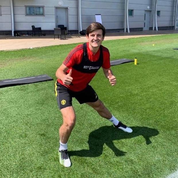 Trung vệ Harry Maguire (Man Utd) luyện tập với thiết bị EPTS. Ảnh: The Sun.