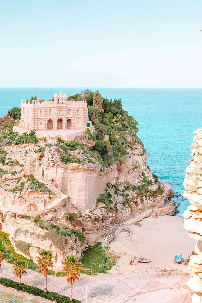 Calabria, Ý: Calabria là một giấc mơ của những người yêu thích bãi biển. Một trong những điều tuyệt vời nhất ở Calabria là bạn có thể dành cả buổi sáng phơi mình dưới ánh nắng cùng sóng biển và khám phá các ngôi làng nhỏ vào buổi chiều.
