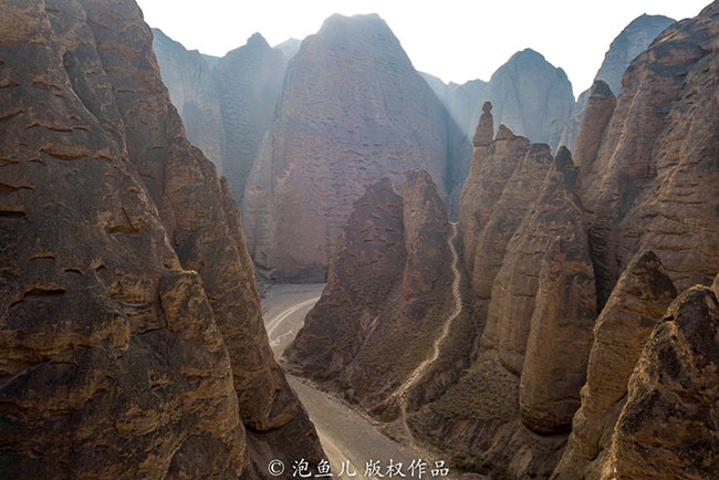 Những năm trước, con đường đua xuyên núi Ma Jiansong dài 100km ở khu thắng cảnh rừng đá sông Hoàng Hà vẫn được chọn là nơi tổ chức các cuộc chạy bộ đường dài, khoảng 4 lần liên tiếp tại đây.
