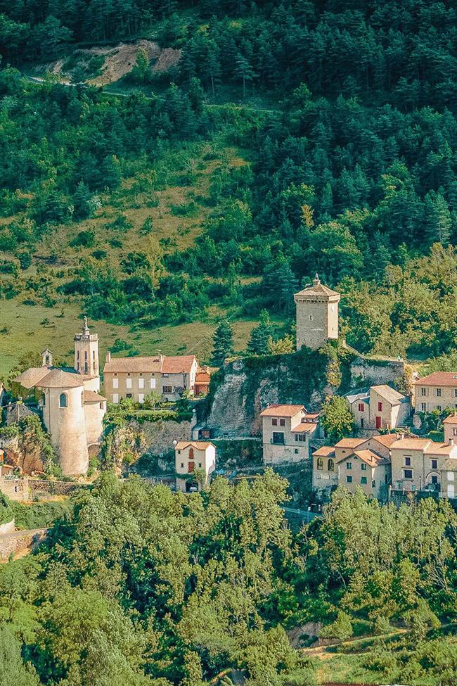 Hãy ghé thăm Castelbouc, Peyreleau và Eglazine. Đó là những ngôi làng nhỏ nằm giữa hẻm núi và dòng sông, chúng đẹp một cách hoàn hảo khiến bạn cảm thấy bất ngờ khi được chiêm ngưỡng.&nbsp;
