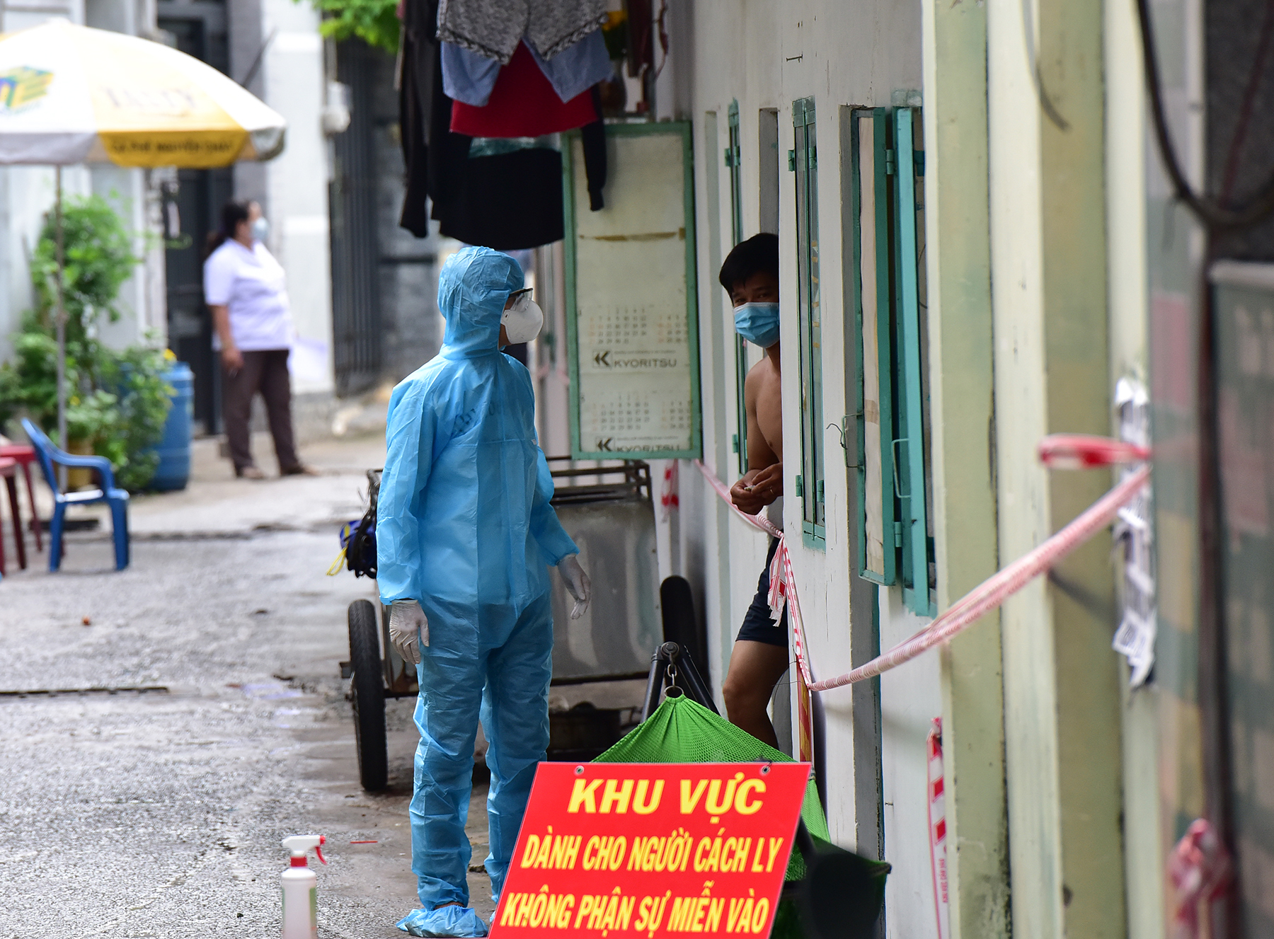 Người dân trong con hẻm không được ra vào khu vực. Nhân viên y tế lần lượt gọi từng nhà, các phòng trọ để lấy mẫu xét nghiệm.