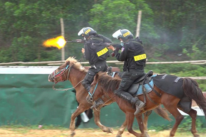 Video: Trên lưng chiến mã, Đoàn Cảnh sát cơ động Kỵ binh đã phô diễn những kỹ năng điêu luyện