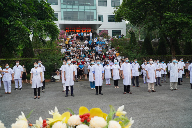 Các chiến sĩ áo trắng của tỉnh Lào Cai sẵn sàng lên đường chi viện cho Bắc Giang chống dịch sáng 28/5. Ảnh: V.H