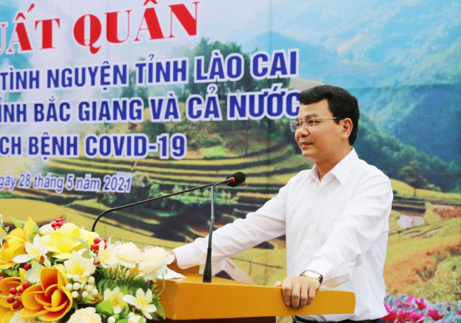 Bí thư Tỉnh ủy Lào Cai Đặng Xuân Phong phát biểu động viên cán bộ y tế lên đường chống dịch. Ảnh: V.H