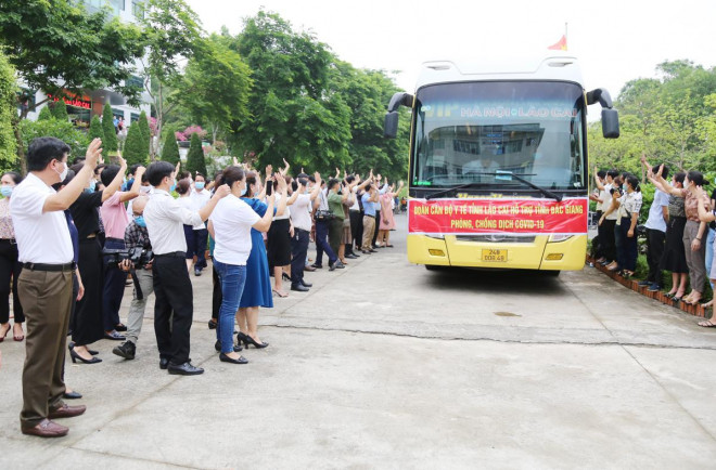 Tất cả cùng chúc Đoàn thầy thuốc tình nguyện hoàn thành tốt nhiệm vụ, góp sức cùng cán bộ y tế nhiều tỉnh thành khác nhanh chóng đẩy lùi, khống chế dịch bệnh Covid-19. Ảnh: V.H