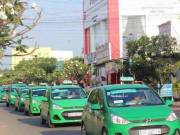 Kinh doanh - Taxi truyền thống thoi thóp tìm “phao cứu sinh” giữa tâm dịch Covid-19