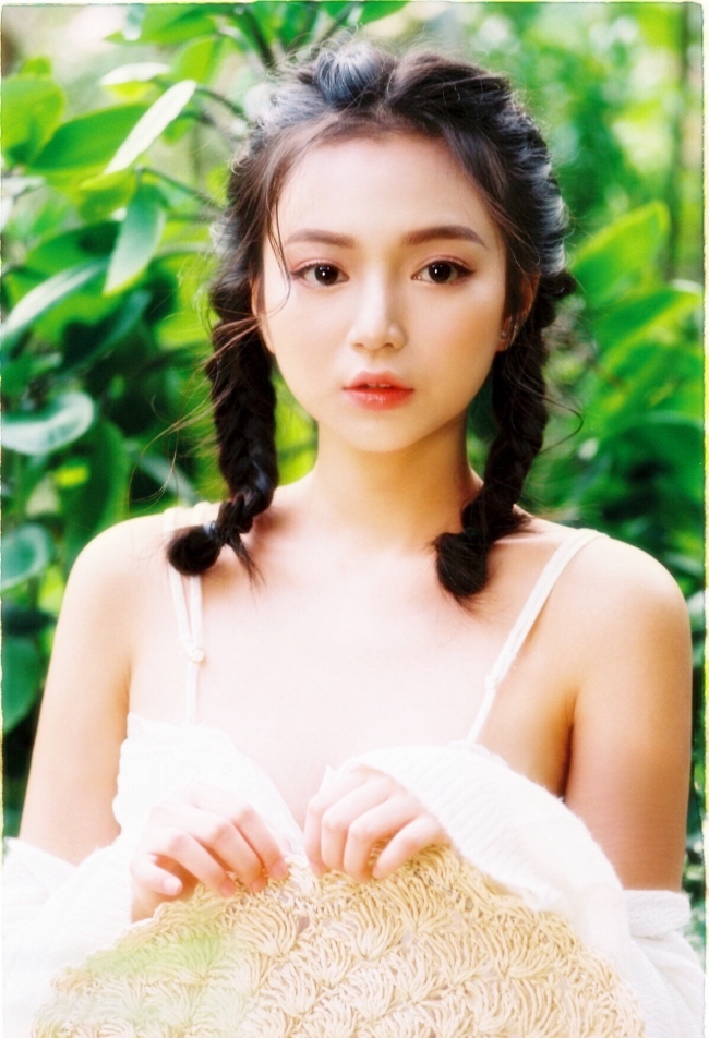 Vũ Ngọc Kim Chi sinh năm 1999 đến từ Hải Phòng là một trong những người mẫu lookbook được giới trẻ quan tâm. 
