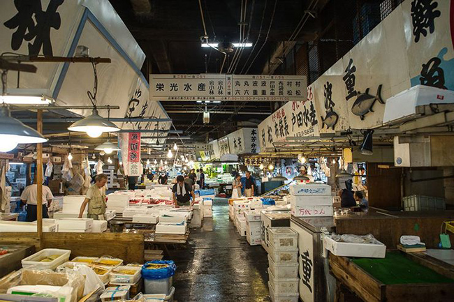 Tsukiji / Toyosu - Chợ cá: Chợ cá Tsukiji là một trong những địa điểm nổi tiếng nhất trong thế giới ẩm thực với khoảng 14 triệu USD sản phẩm được bán ra hàng ngày. Khu chợ này là điểm đến không thể bỏ qua của khách du lịch đam mê ẩm thực trong suốt nhiều thập kỷ.
