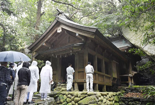 Okinoshima: Hòn đảo nhỏ ngoài khơi bờ biển của Nhật Bản này vô cùng quan trọng đối với đạo Shinto nhưng nó nổi tiếng bởi hầu như không có phụ nữ. Trên thực tế, phụ nữ không được phép lên đảo.&nbsp;
