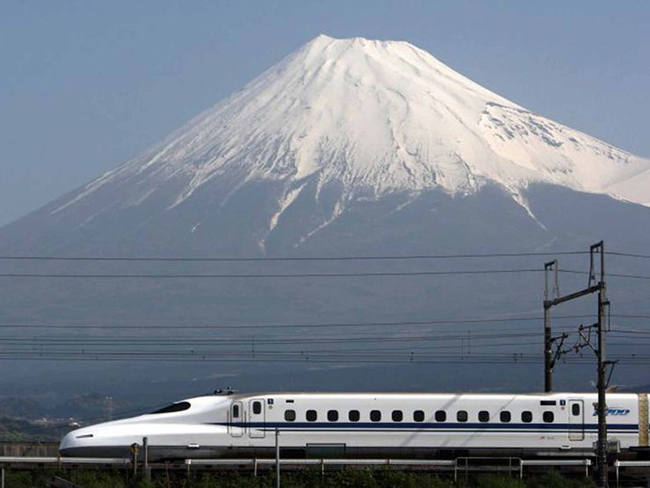 Tàu cao tốc: Nhật Bản được biết đến là một trong những quốc gia phát triển nhất trên thế giới và những đoàn tàu cao tốc hiện đại di chuyển với tốc độ hơn 320km/h này của họ là minh chứng hoàn hảo. 
