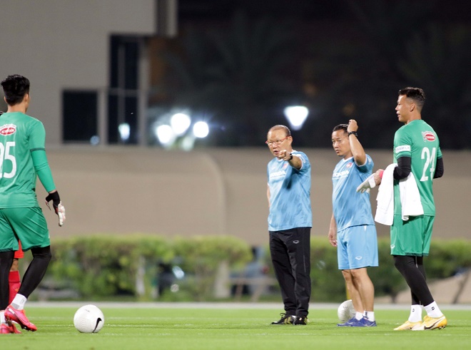 Trước khi ĐT Việt Nam bước vào buổi tập tối ngày 27/5 ở Dubai, HLV Park Hang Seo có những trao đổi ngắn với các thủ môn về kế hoạch tập luyện