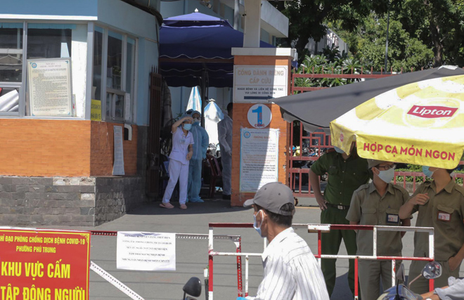 Bệnh viện quận Tân Phú được phong toả khi có 3 ca nghi nhiễm COVID-19 đến khám bệnh. Ảnh: ĐT