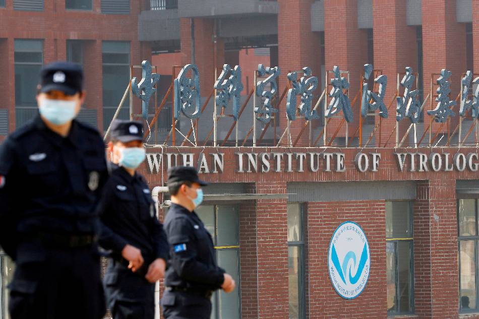 Nhân viên an ninh canh gác bên ngoài Viện Virus học Vũ Hán ở Trung Quốc.