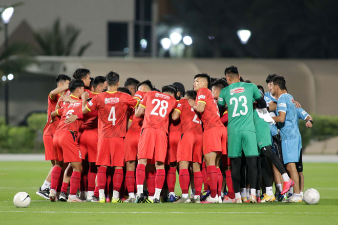 Trước khi bước vào buổi tập đầu tiên trên đất UAE tối ngày 27/5, HLV Park Hang Seo và các học trò có cuộc họp kín ngay trên sân. Tất cả các thành viên ĐT Việt Nam thể hiện quyết tâm cao nhất trước những trận đánh lớn ở vòng loại World Cup 2022 khu vực châu Á.