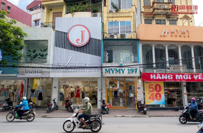 Theo như ghi nhận của Người Đưa Tin Pháp Luật, các cửa hàng thời trang quần áo không nằm trong danh mục cần phải đóng cửa. Tuy nhiên, những cửa hàng thời trang tại Hà Nội cũng phải chịu cảnh không bóng người tới mua.
