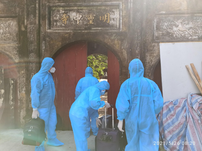 Những y bác sỹ của Yên Bái đến nhận nhiệm vụ tại khu cách ly bên trong chùa Trung Đồng, xã Vân Trung, Huyện Việt Yên.