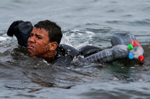 Chính quyền Tây Ban Nha mở cuộc điều tra về nghi án cậu bé Morocco bơi qua biển bằng chai nhựa rỗng bị trục xuất. Ảnh: Reuters