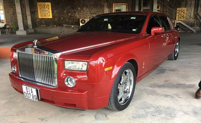 Vợ chồng bà Phương Hằng ban đầu sở hữu chiếc xe siêu sang Rolls-Royce Phantom đời cũ mang biển kiểm soát 61A-007.89.
