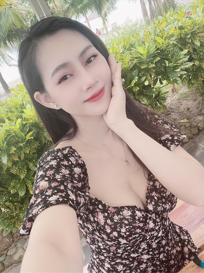 Yến Xôi tên thật là Đinh Hải Yến, là một trong những hotgirl có tiếng ở Hà thành. Người đẹp cũng từng tham gia vào series phim hài Kem Xôi. 
