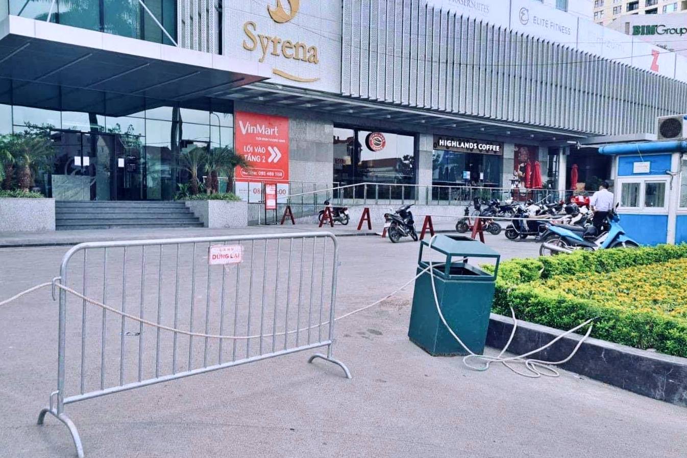 Lực lượng chức năng lập rào chắn tại toà nhà tổ hợp Trung tâm thương mại và khách sạn Fraser Suites, ở 51 Xuân Diệu, phường Quảng An, quận Tây Hồ (Hà Nội).