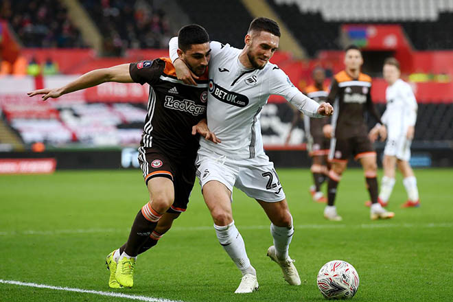 Trận đấu giữa Brentford (áo sẫm) và Swansea hứa hẹn rất hấp dẫn