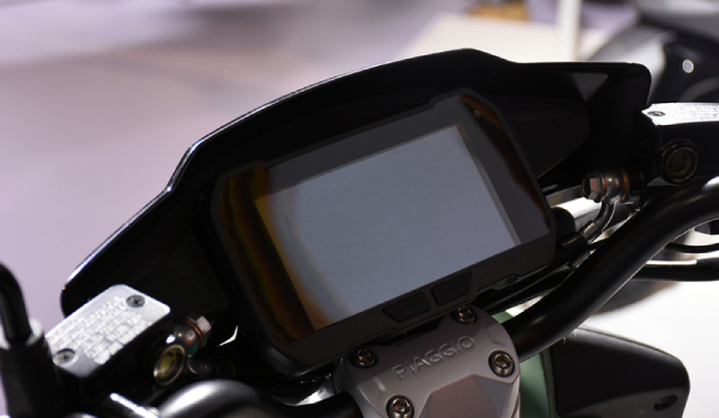 Đồng hồ xe loại kỹ thuật số với màn hình cảm biến, có thể điều chỉnh nền và độ sáng theo điều kiện môi trường.
