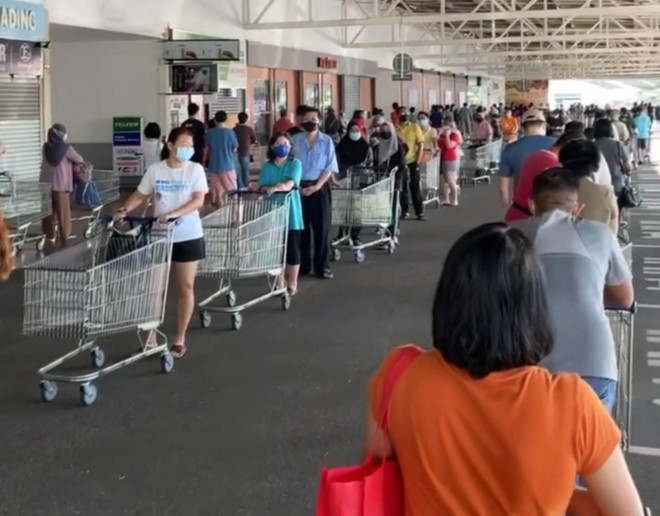 Người dân xếp hàng bên ngoài một siêu thị ở Gelugor, bang Penang - Malaysia ngày 29-5 sau khi chính phủ thông báo lệnh phong tỏa toàn quốc. Ảnh: Reuters
