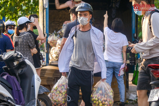 Giá các loại nông sản ở điểm bán hàng này rẻ hơn hẳn so với ngoài chợ và siêu thị.